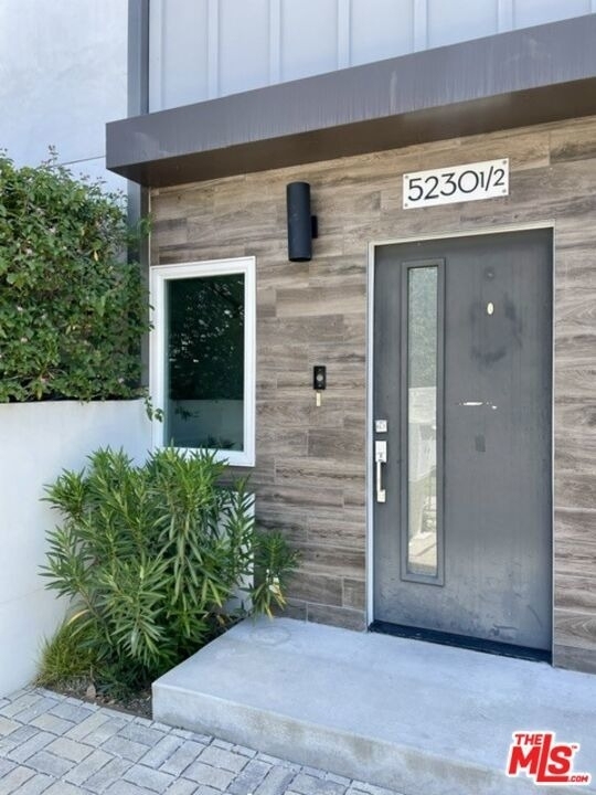 5230 1/2 Satsuma Avenue - Photo 2