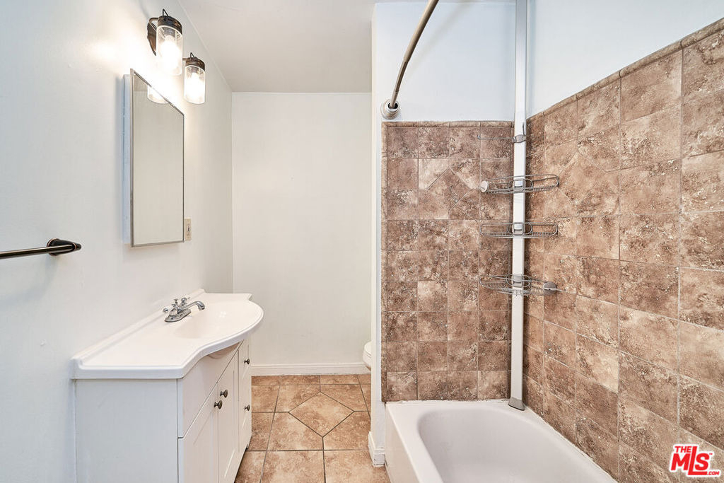 1329 S Tremaine Avenue - Photo 17