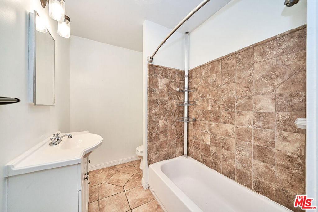 1329 S Tremaine Avenue - Photo 18
