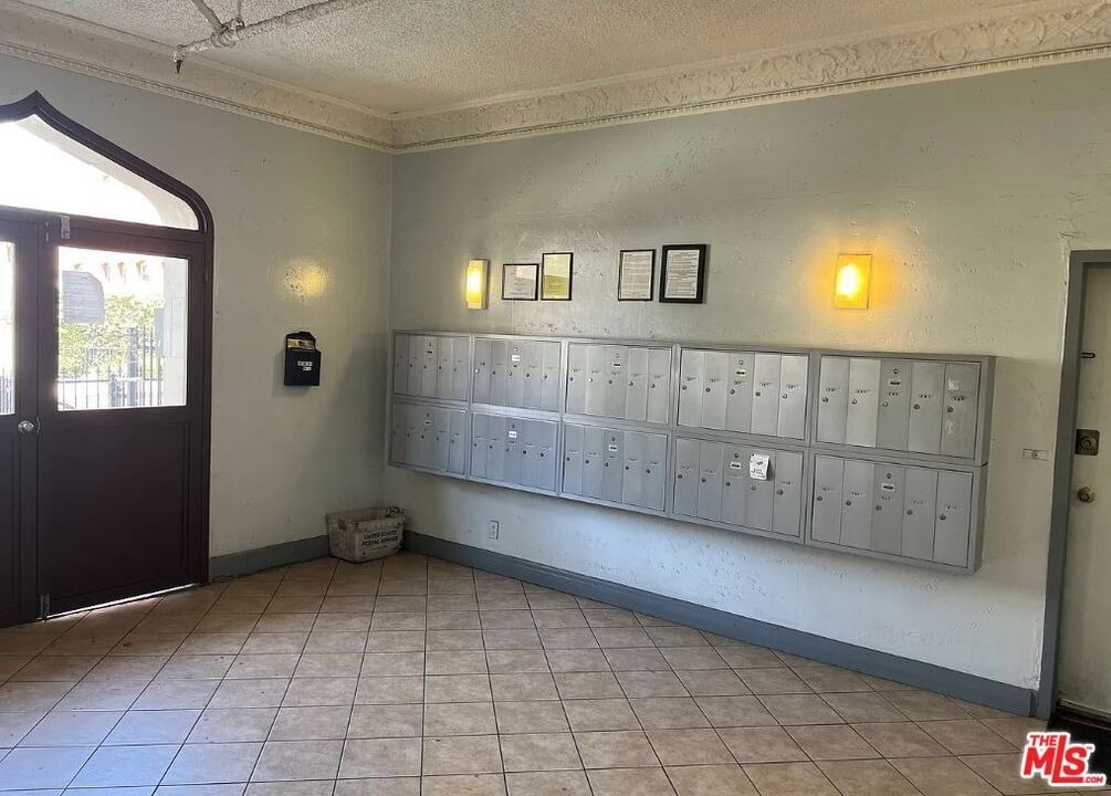 526 S Oxford Avenue - Photo 2