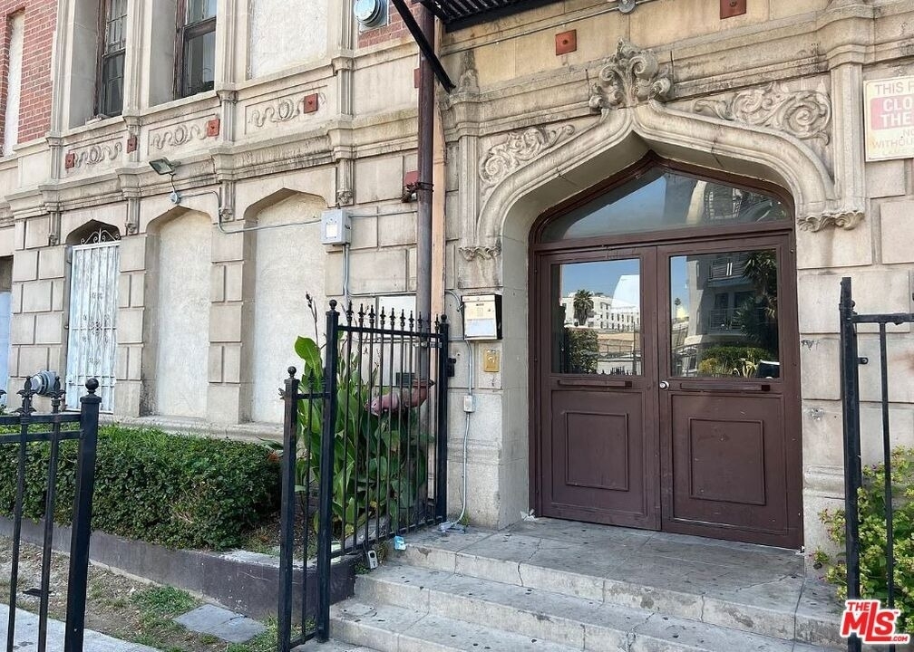 526 S Oxford Avenue - Photo 1