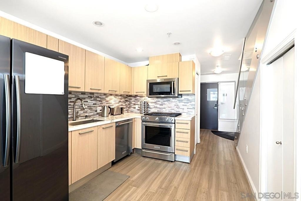 825 W Beech St - Photo 4