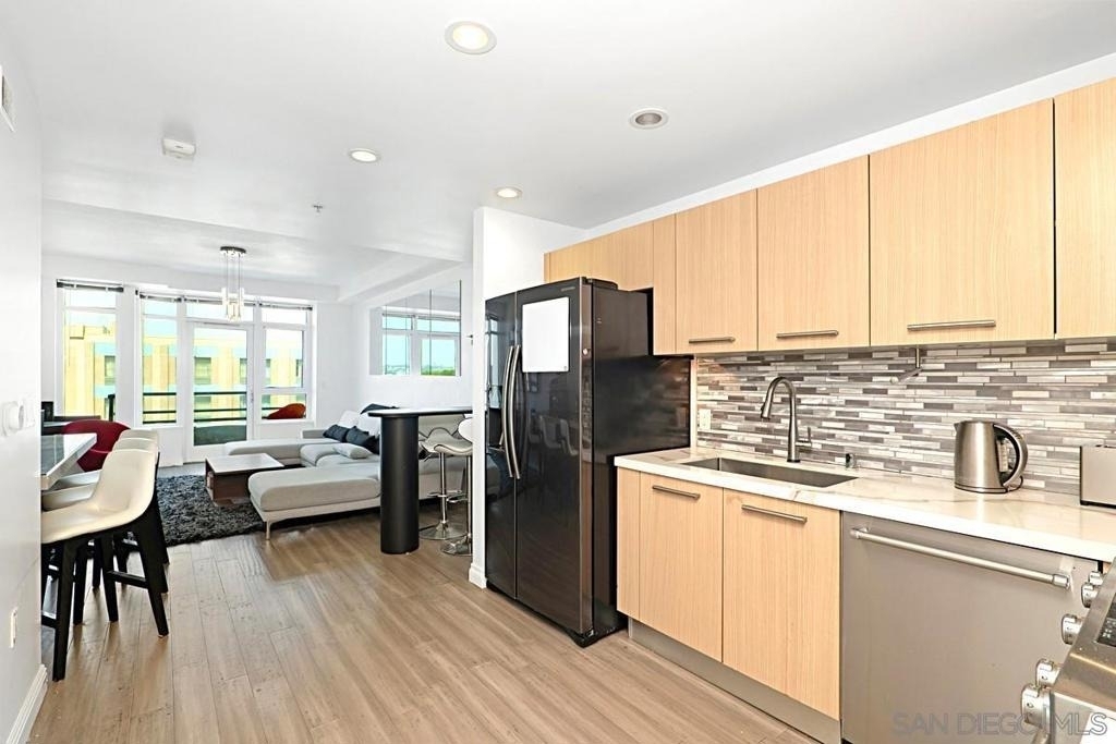 825 W Beech St - Photo 5