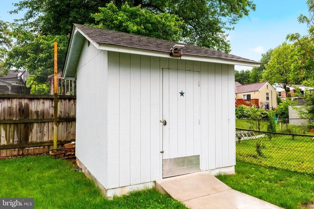 6823 Barrett Road - Photo 32
