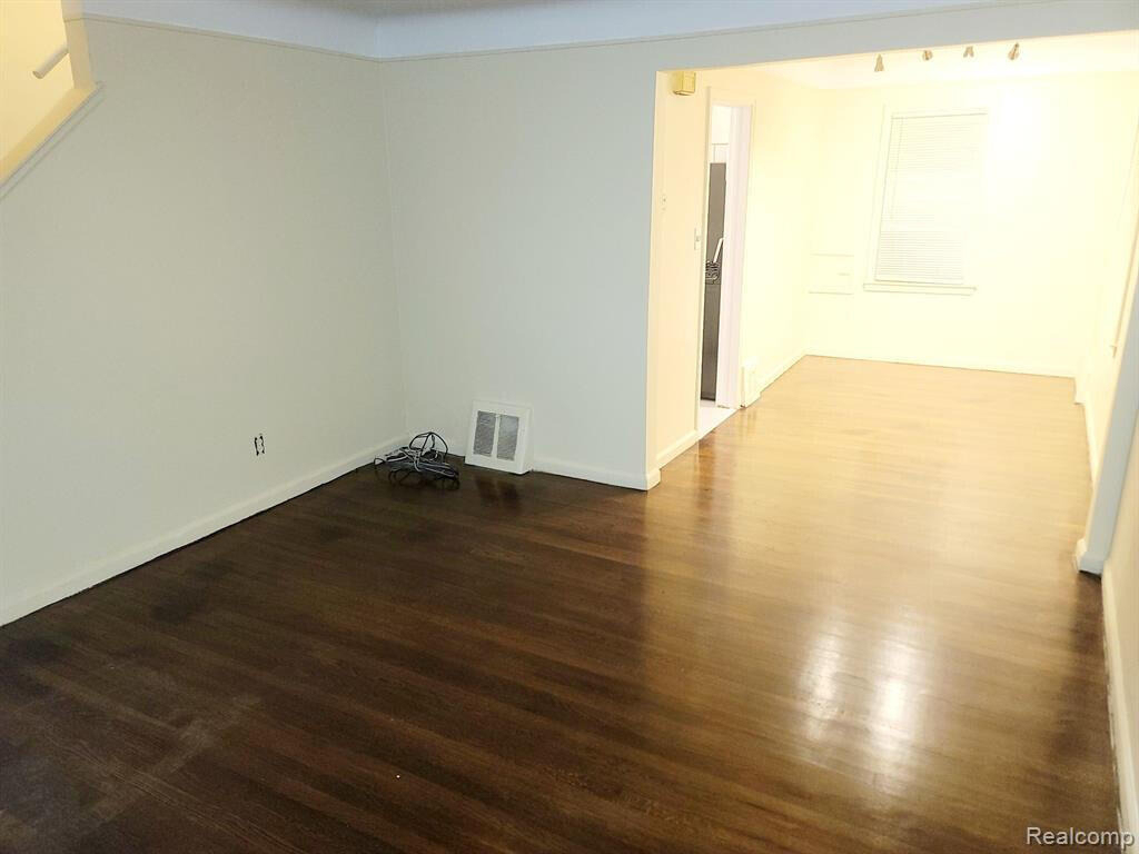 19925 Greenfield Road - Photo 3