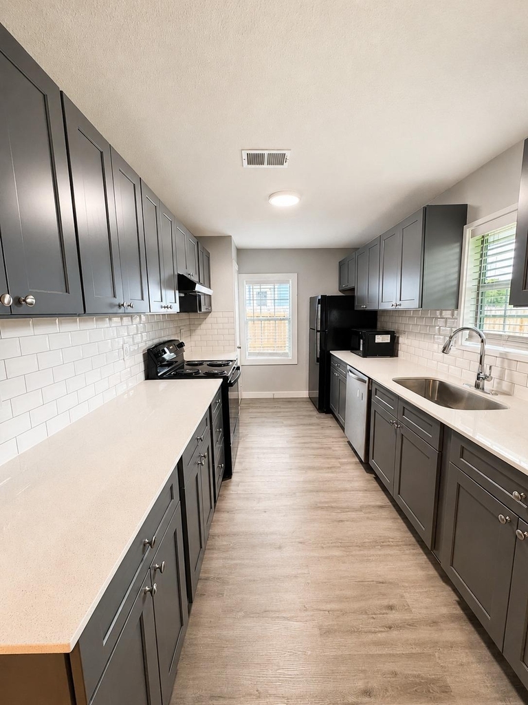 1906 E Avenue G - Photo 3
