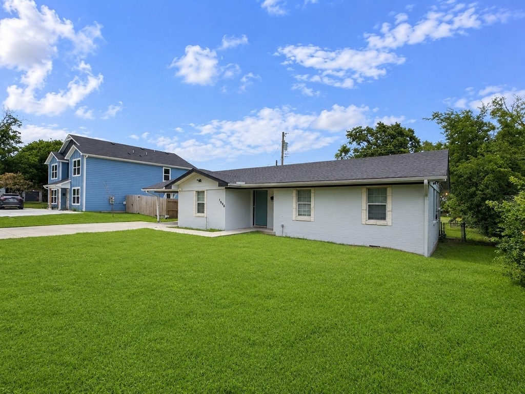 1906 E Avenue G - Photo 1