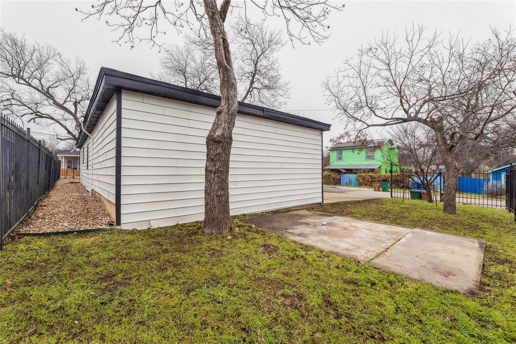 2105 E 17th St - Photo 6