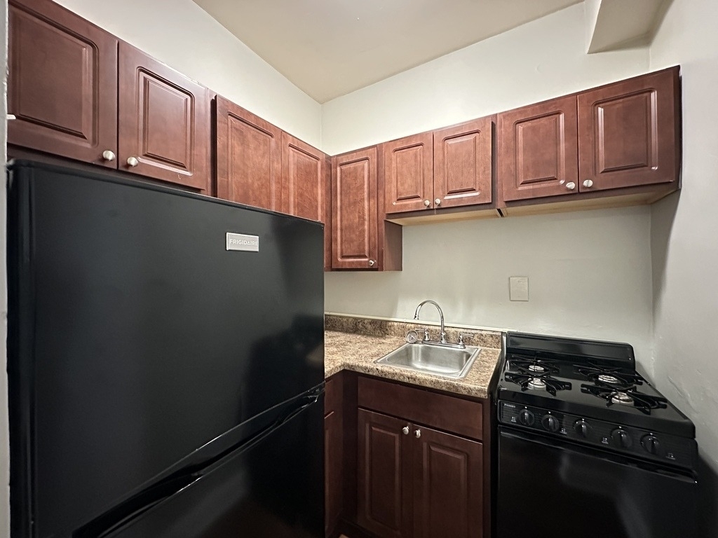 661 W Sheridan Road - Photo 2
