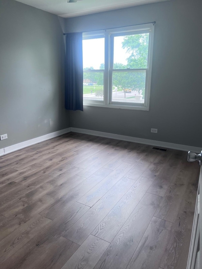 305 Northwestern Court - Photo 4