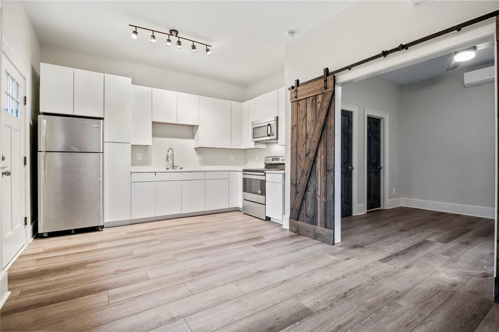 940 St Charles Avenue Ne - Photo 3