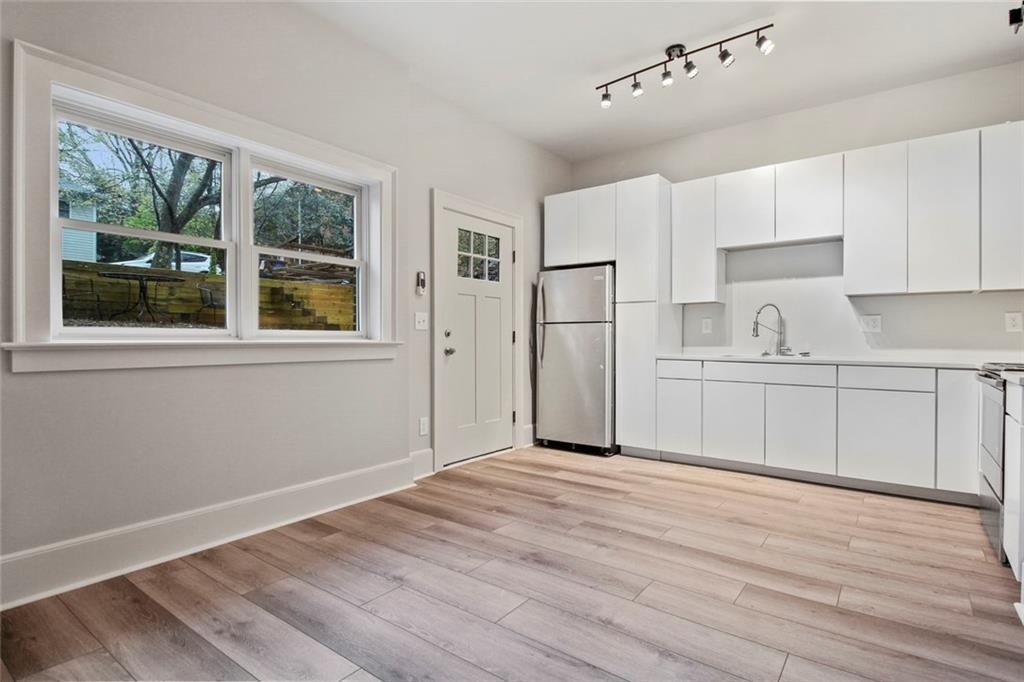 940 St Charles Avenue Ne - Photo 4