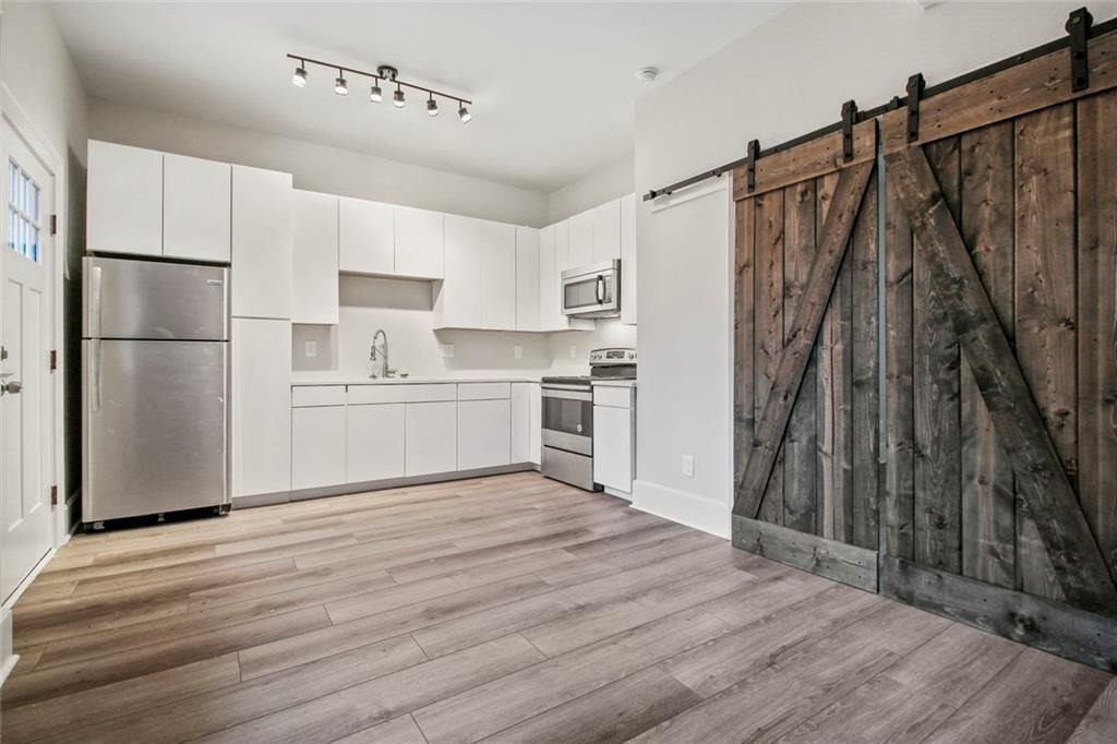 940 St Charles Avenue Ne - Photo 2