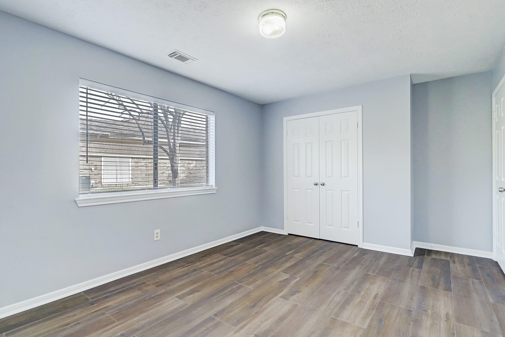7403 Manor Bridge Court - Photo 8