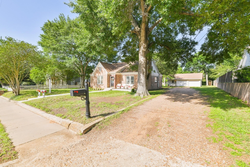 802 S Day Street - Photo 1