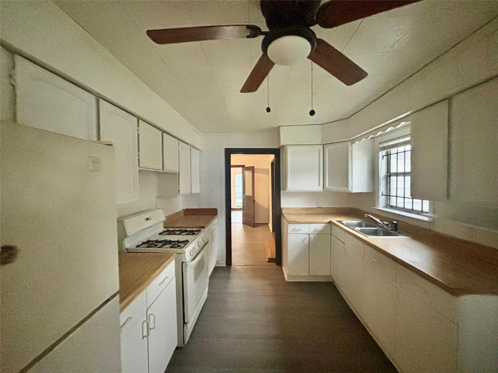 6814 Covington Drive - Photo 2