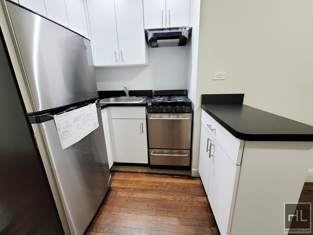 East 46 Street - Photo 2