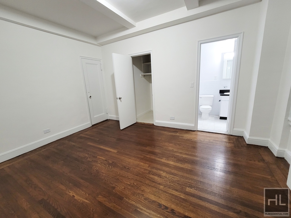East 46 Street - Photo 1