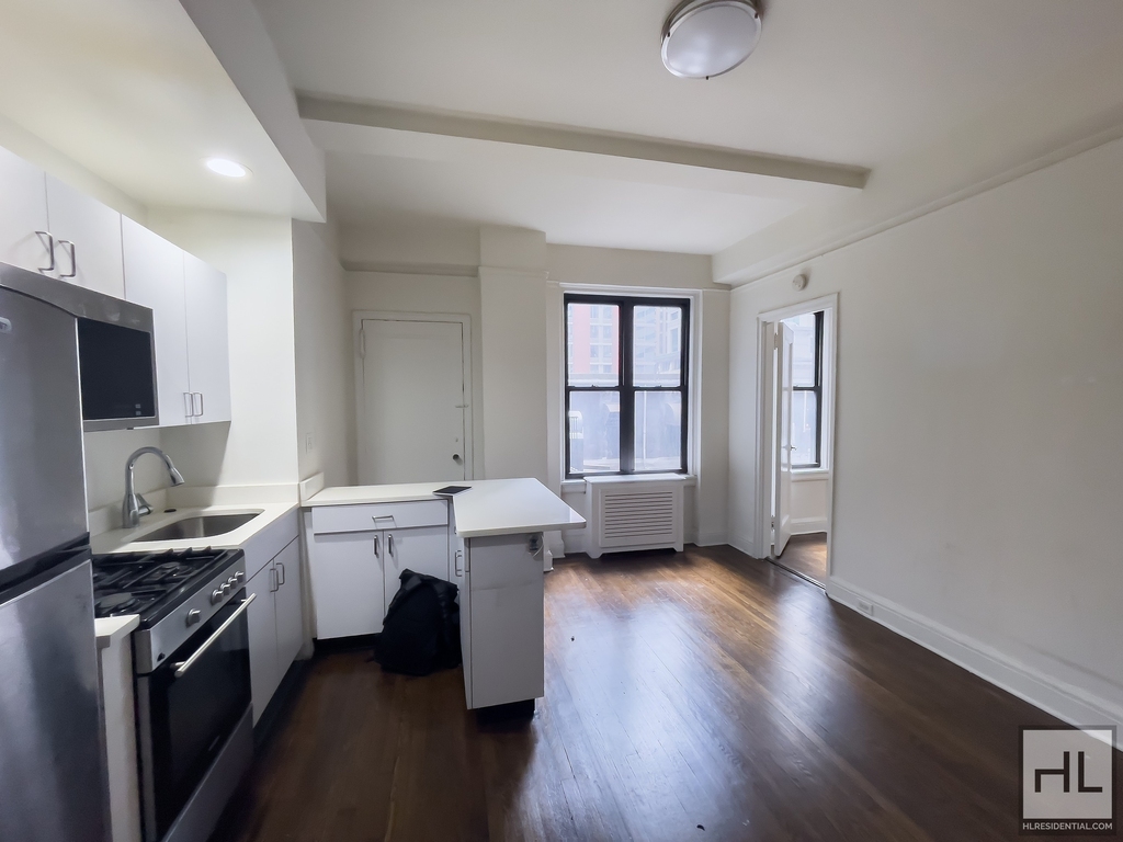 East 46 Street - Photo 0