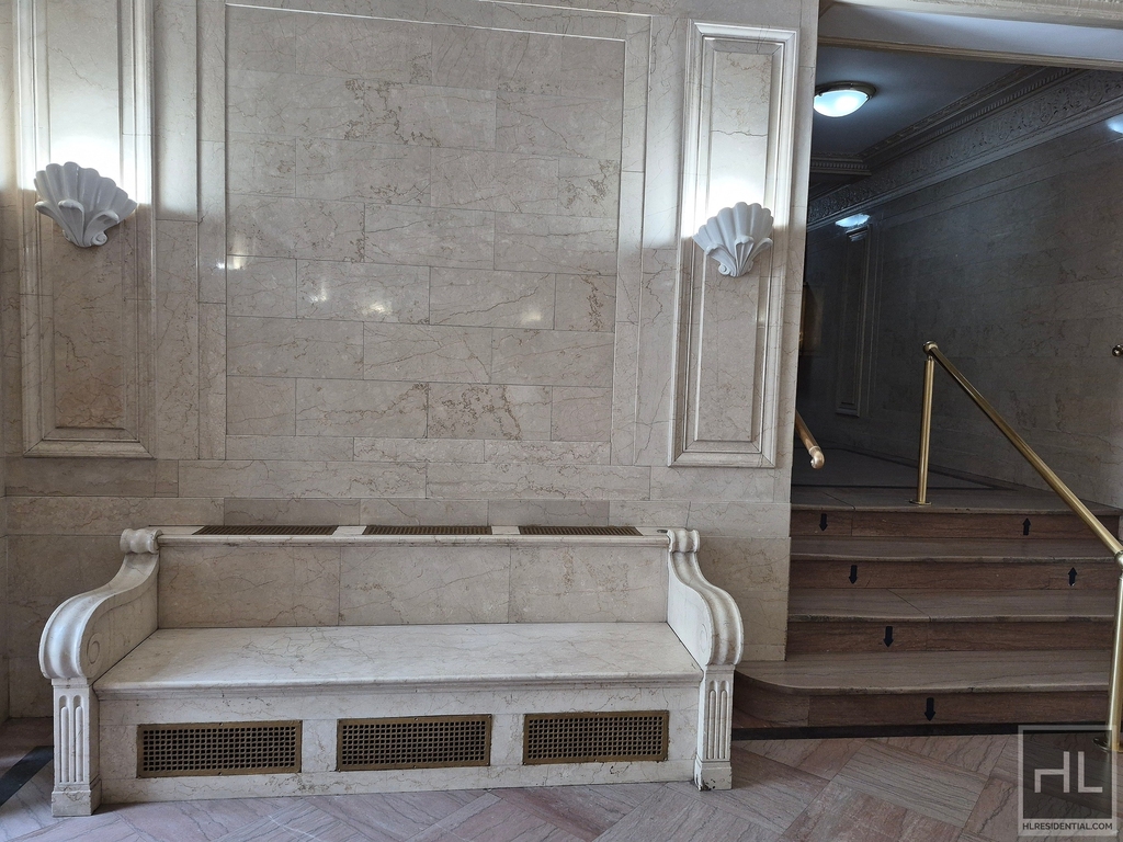 East 46 Street - Photo 4