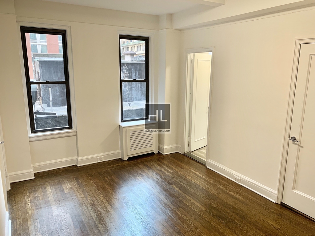 East 46 Street - Photo 1