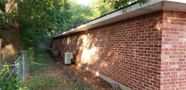 605 Nw Main Street - Photo 2