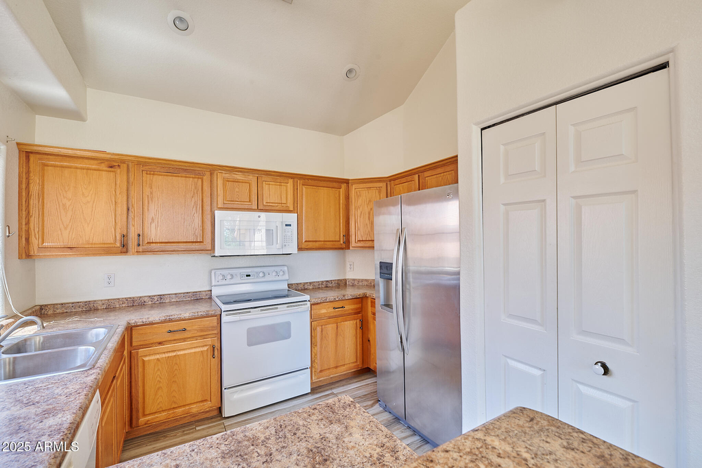 1001 N Pasadena -- - Photo 2