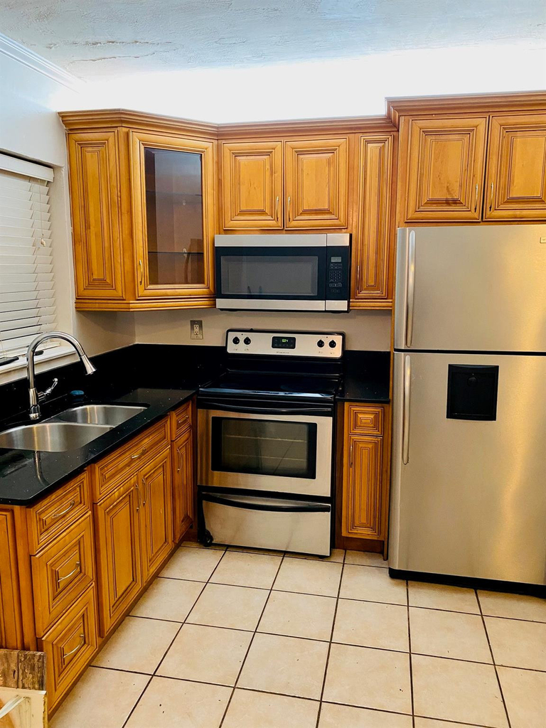 1301 N 12th Court - Photo 0