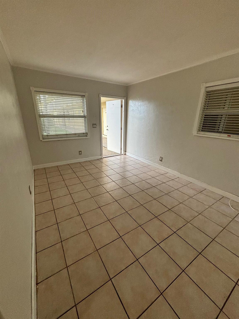 1301 N 12th Court - Photo 3