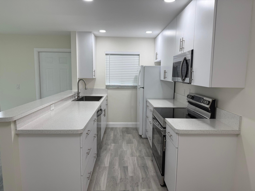 255 South Boulevard - Photo 3