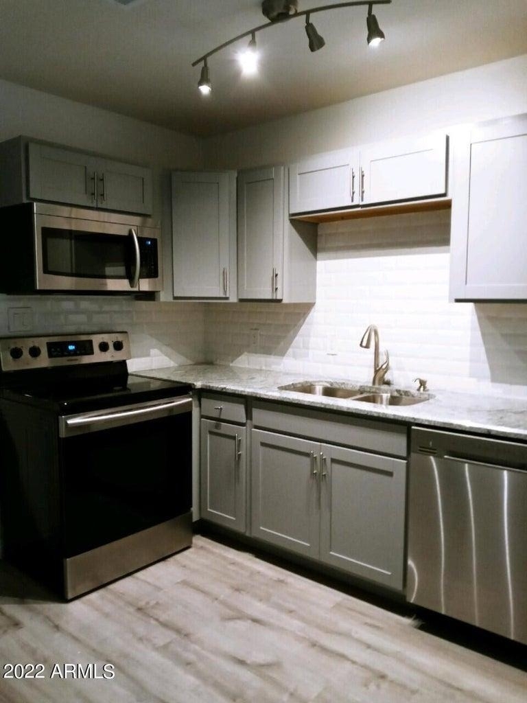 6713 E Cheery Lynn Road - Photo 3