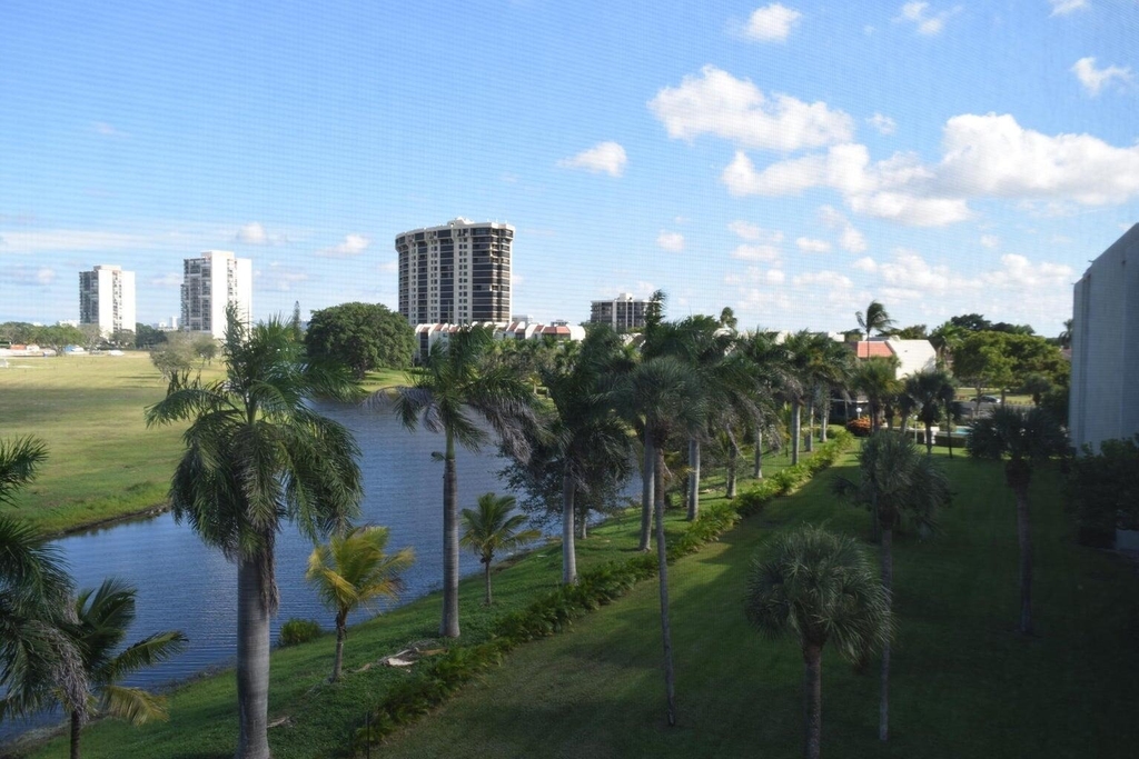 3050 Presidential Way - Photo 3