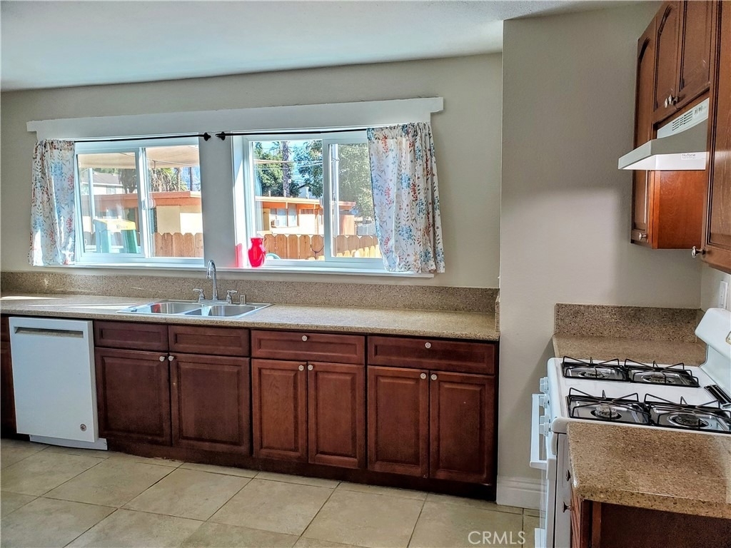 1209 East Central Avenue - Photo 1