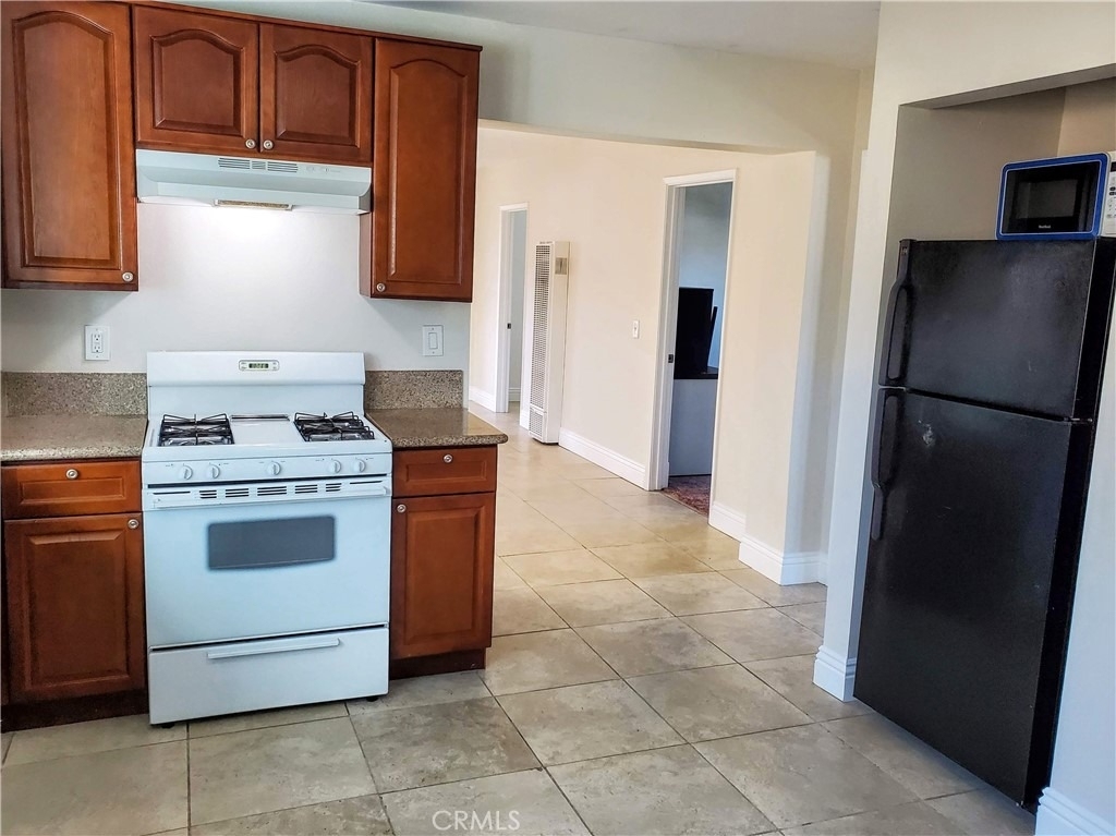 1209 East Central Avenue - Photo 2
