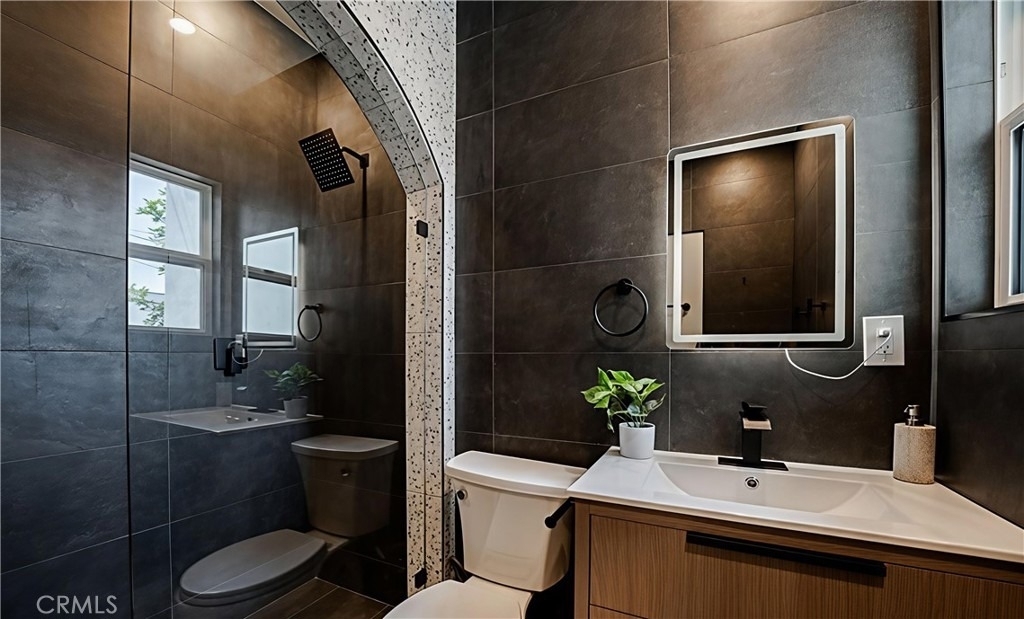 10 Esperanza Avenue - Photo 0