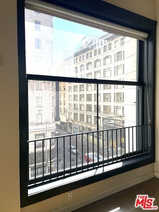 315 W 5th Street - Photo 2