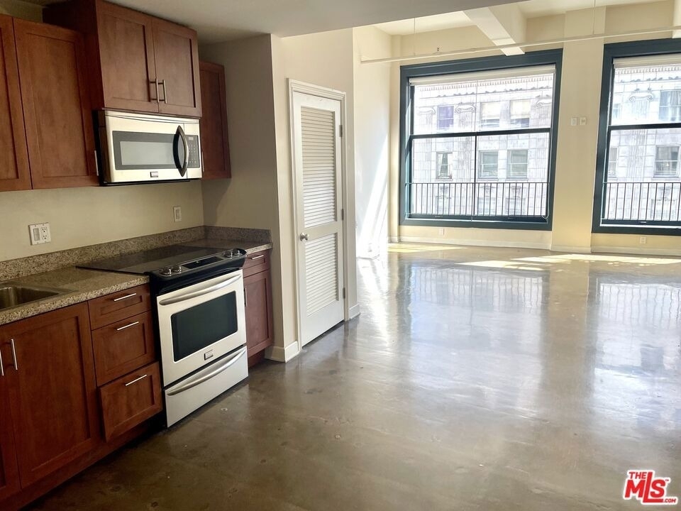 315 W 5th Street - Photo 3