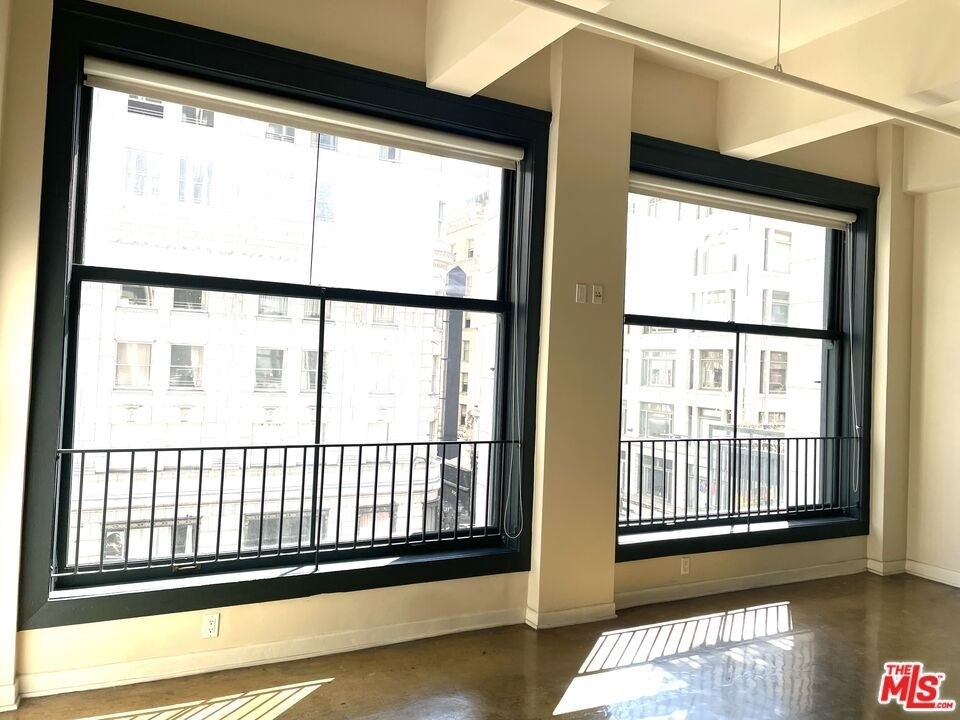 315 W 5th Street - Photo 0