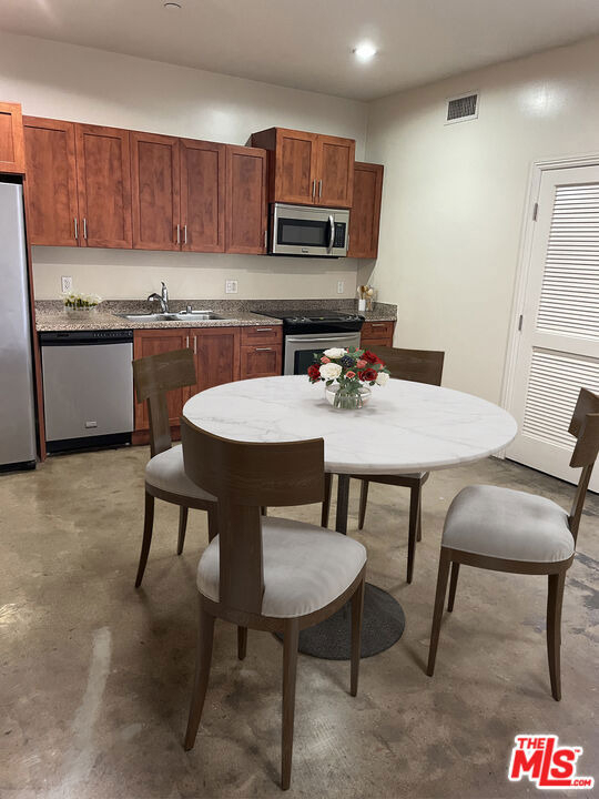 315 W 5th Street - Photo 1
