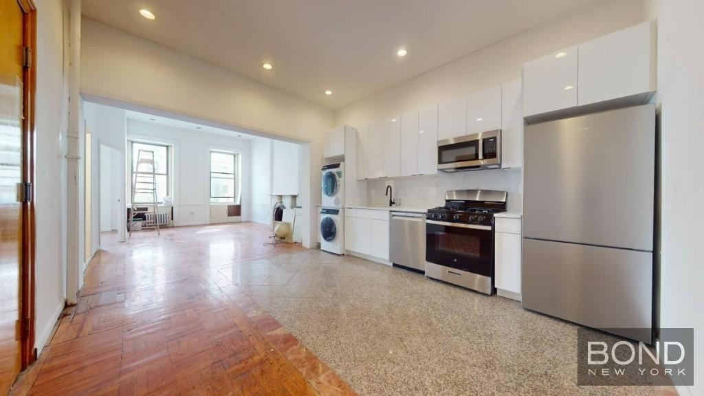 Second Avenue - Photo 2