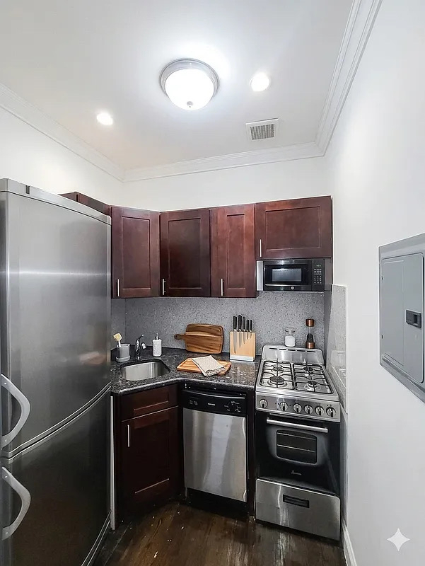 338 East 55th Street - Photo 1