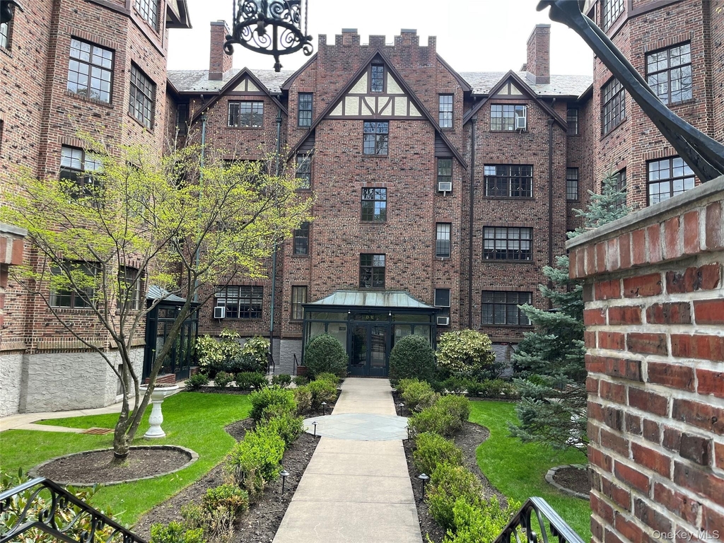 38-30 Douglaston Parkway - Photo 7