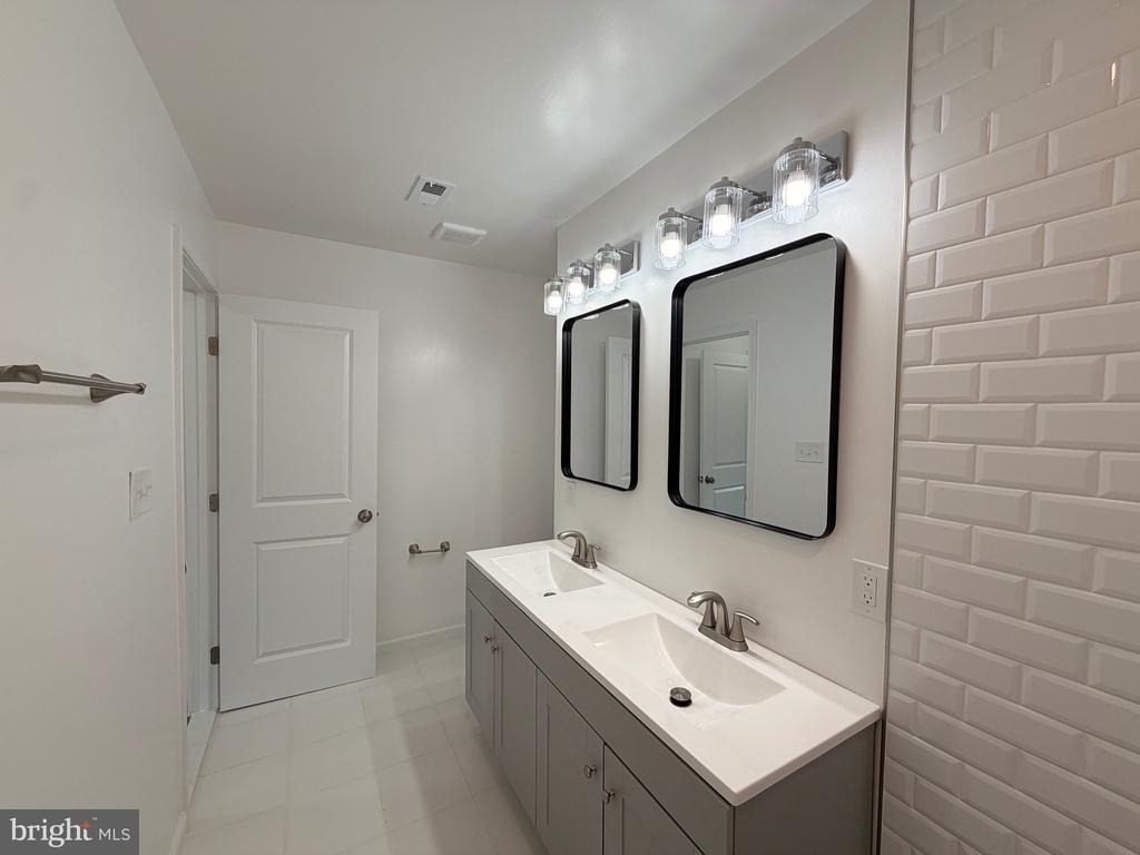 242 Parkside - Photo 10