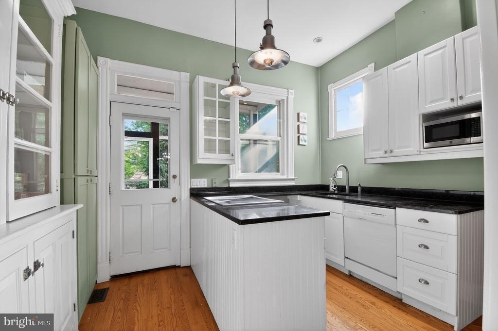 1319 Massachusetts Se - Photo 4