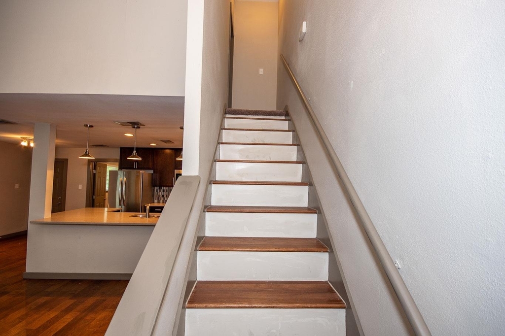 1506 Rockdale Cir - Photo 2