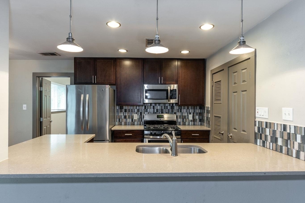 1506 Rockdale Cir - Photo 1