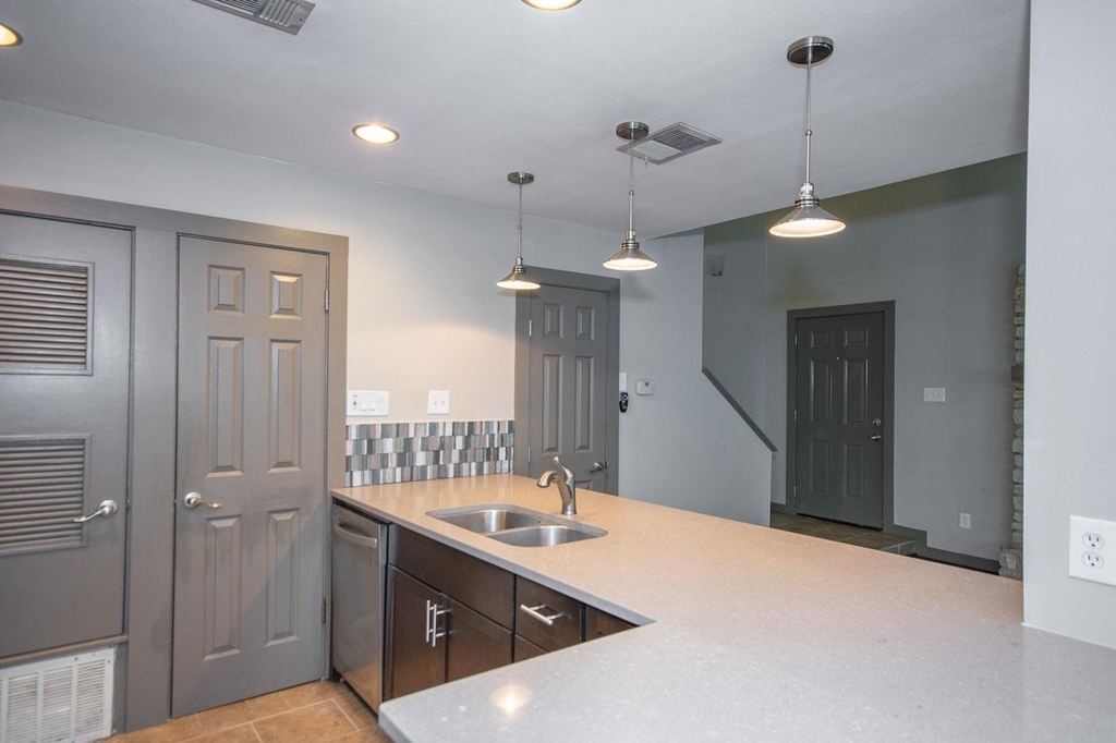 1506 Rockdale Cir - Photo 5