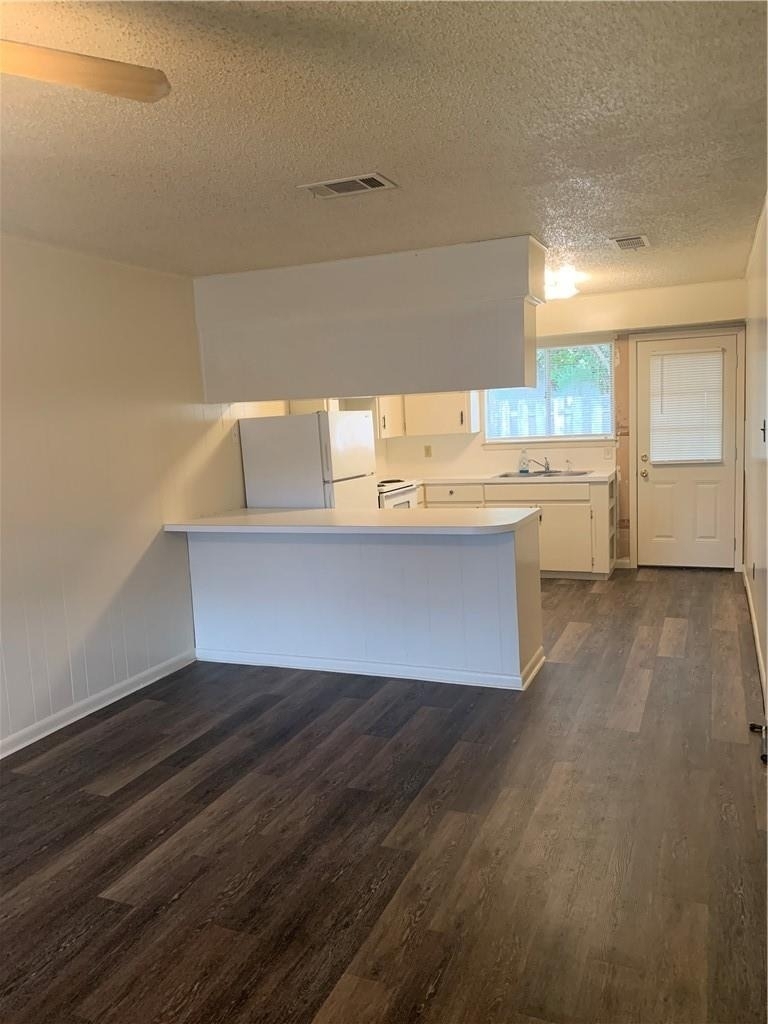 908 Emile St - Photo 1