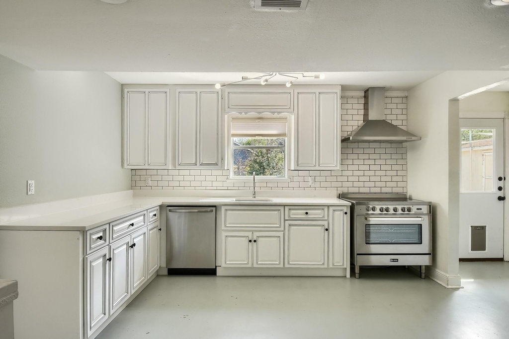 1011 Berrywood Dr - Photo 2