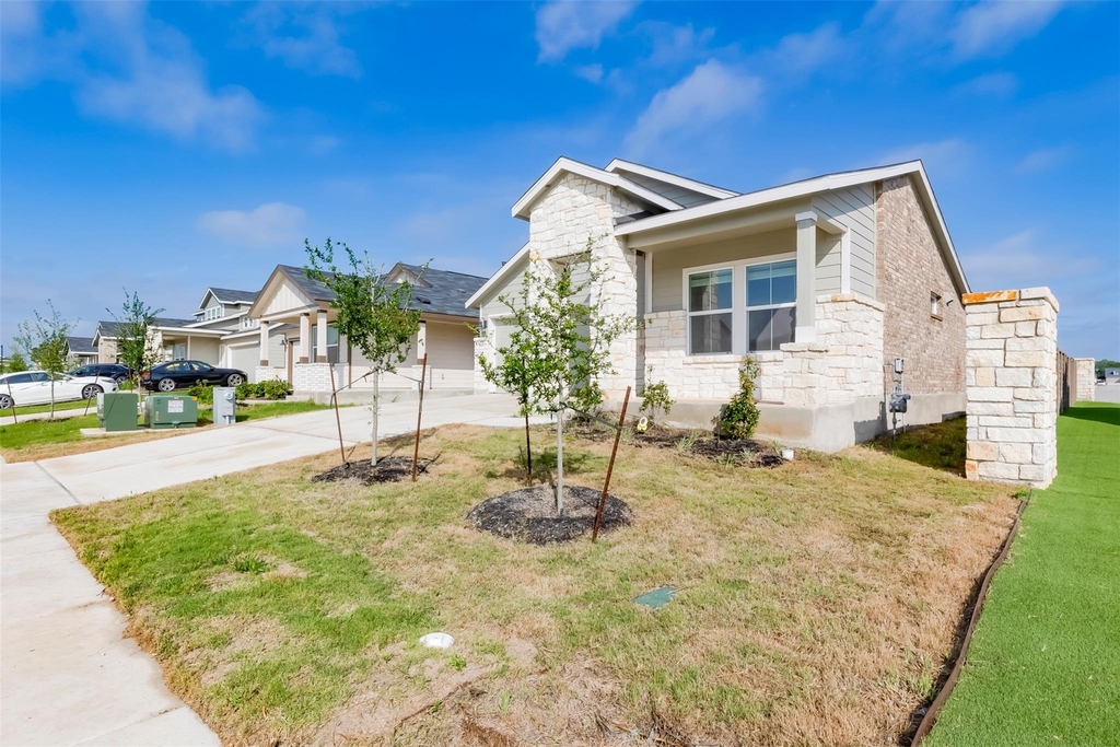 591 Avre Loop - Photo 1